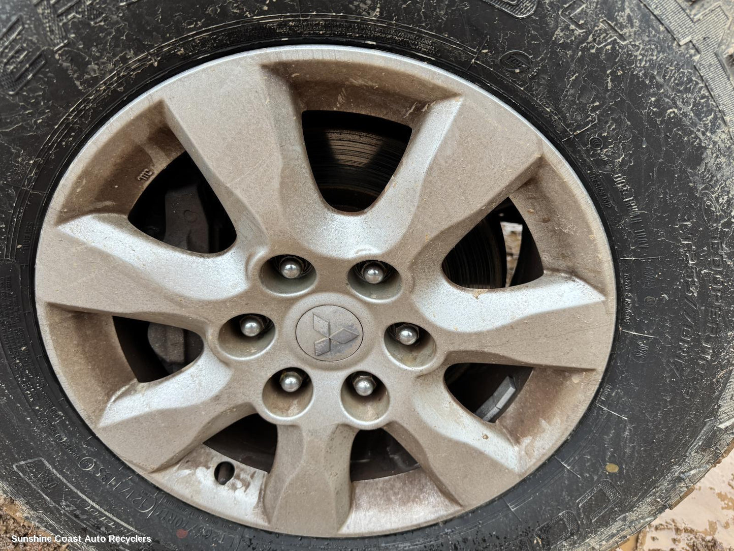 2014 Mitsubishi Pajero Column