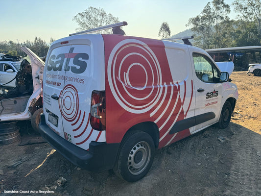 2023 Peugeot Partner Right Rear Hub Assembly