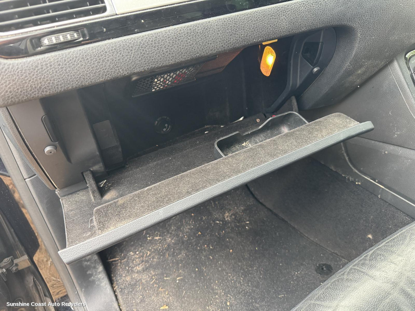 2016 Volkswagen Touareg Glove Box