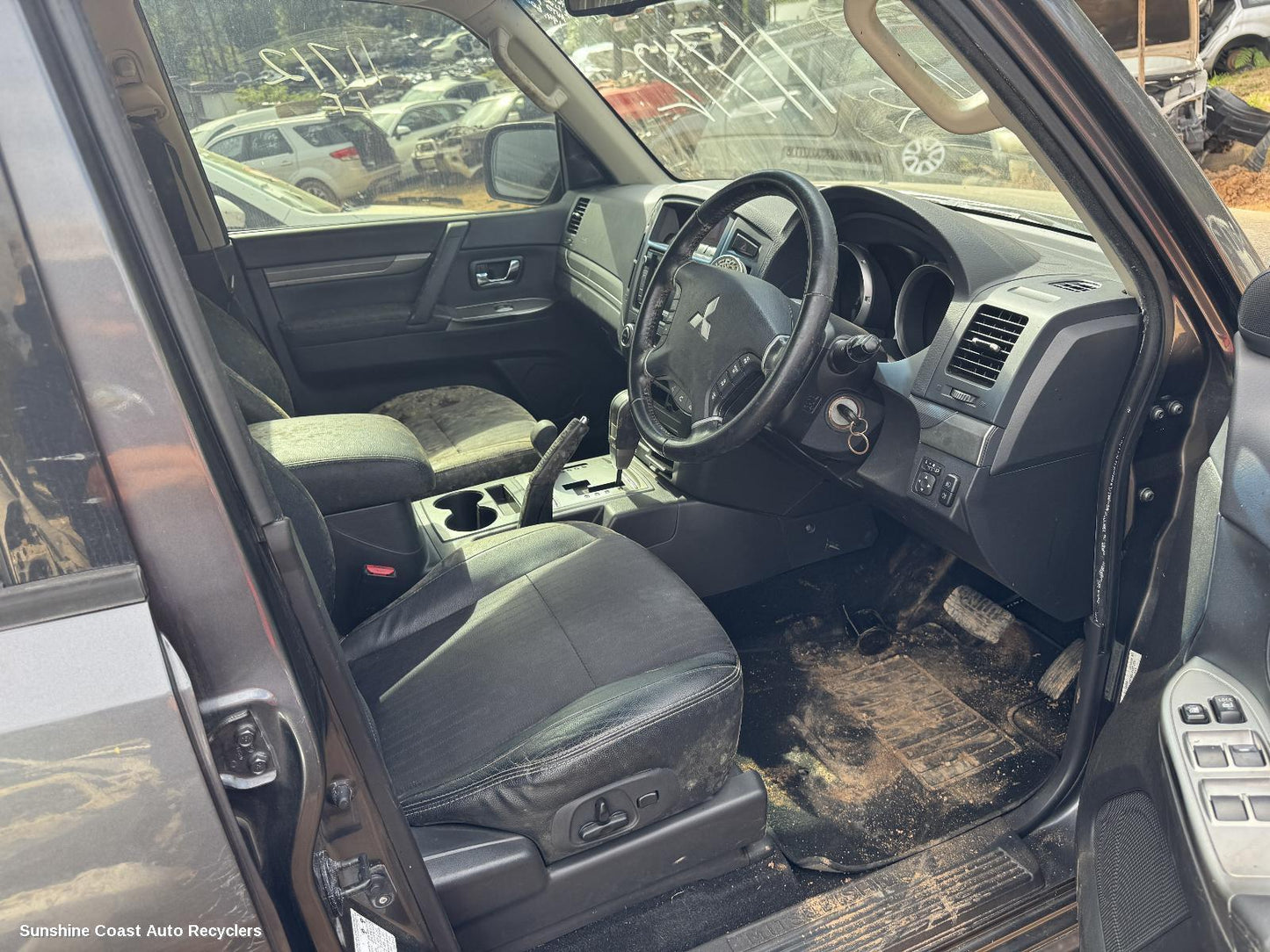 2014 Mitsubishi Pajero Floor Mats