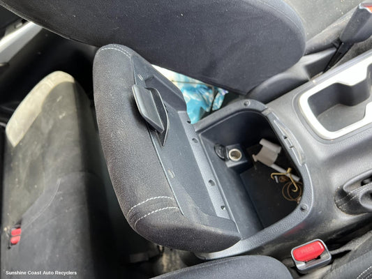 2018 Nissan Navara Console