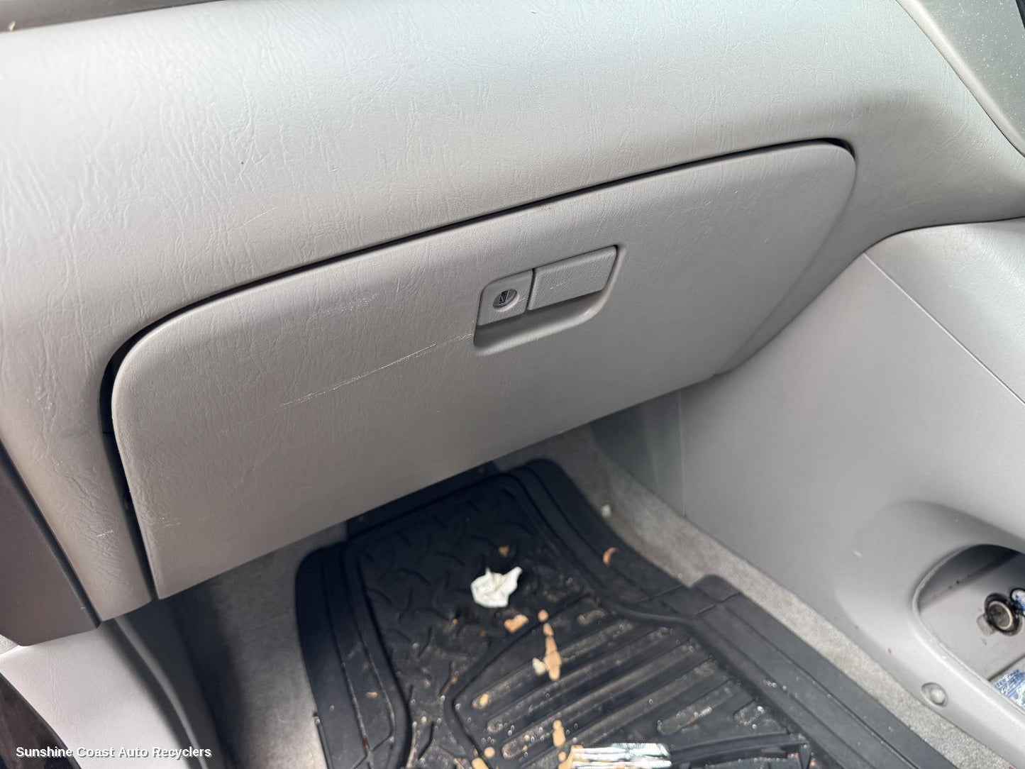 2006 Toyota Kluger Glove Box