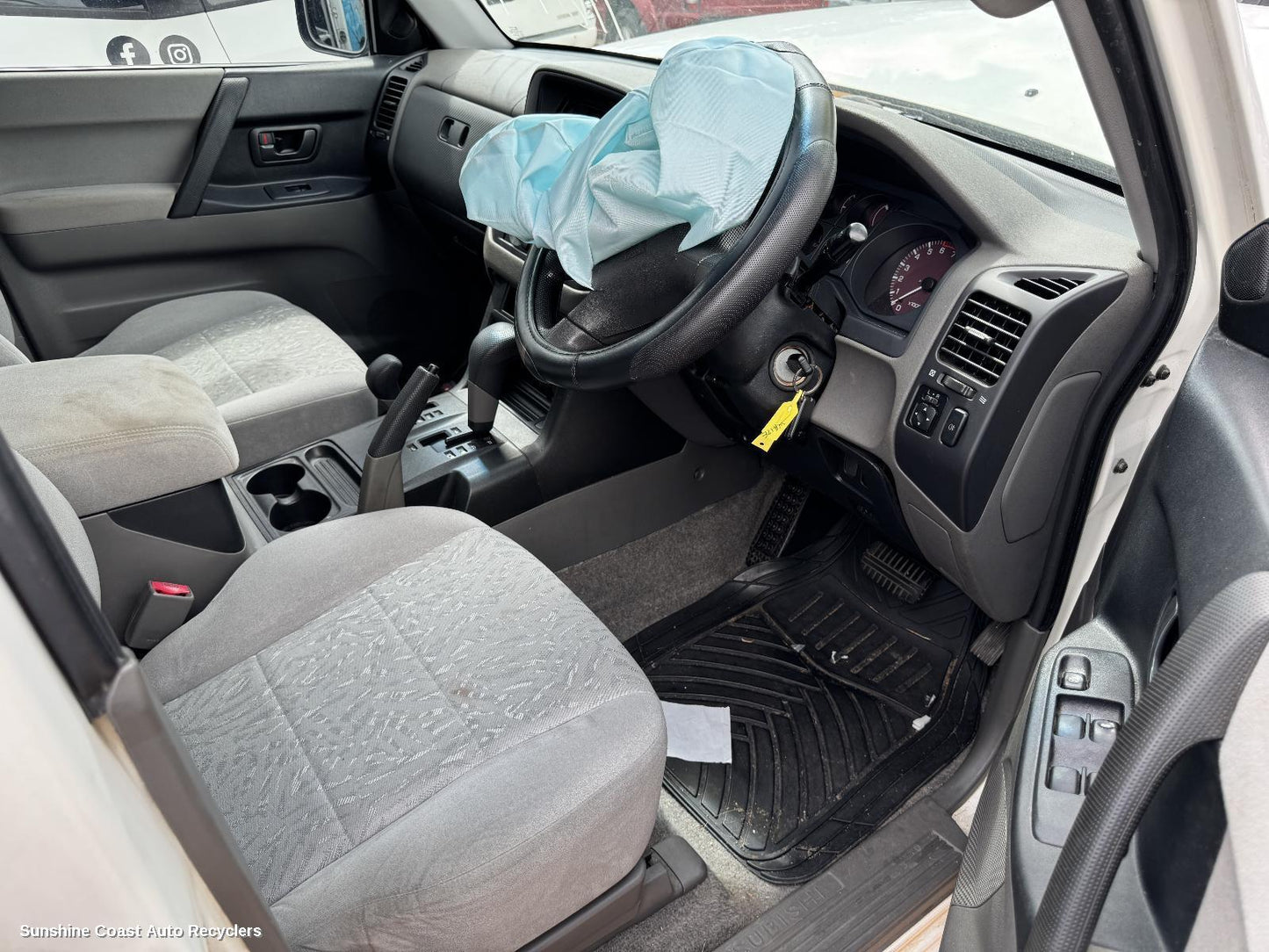 2002 Mitsubishi Pajero Left Front Door Window
