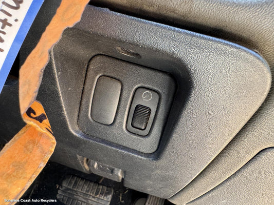 2006 Mitsubishi Pajero Misc Switch Relay