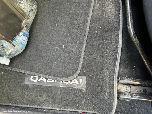 2015 Nissan Qashqai Floor Mats