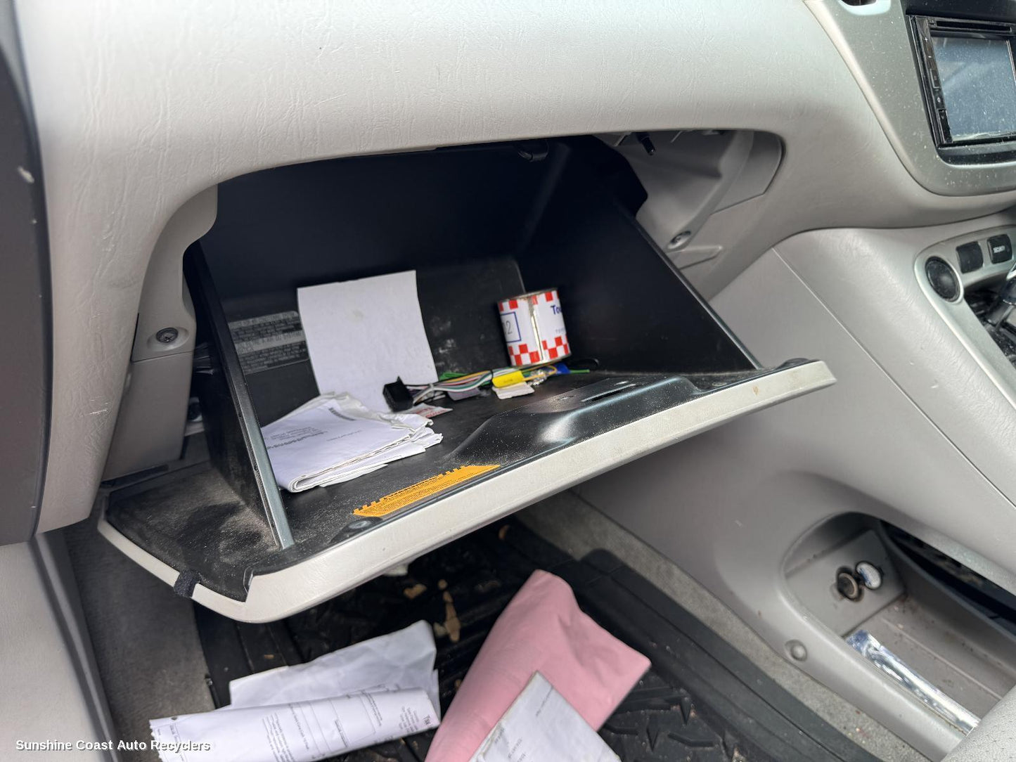 2006 Toyota Kluger Glove Box