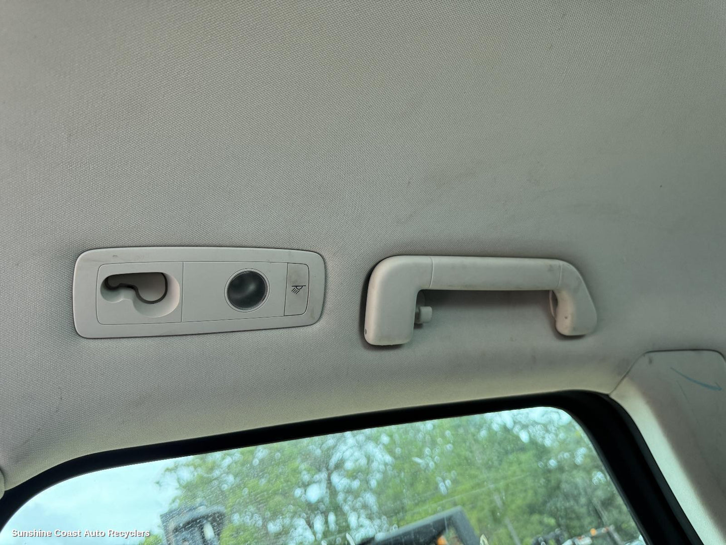 2016 Volkswagen Touareg Courtesy Light