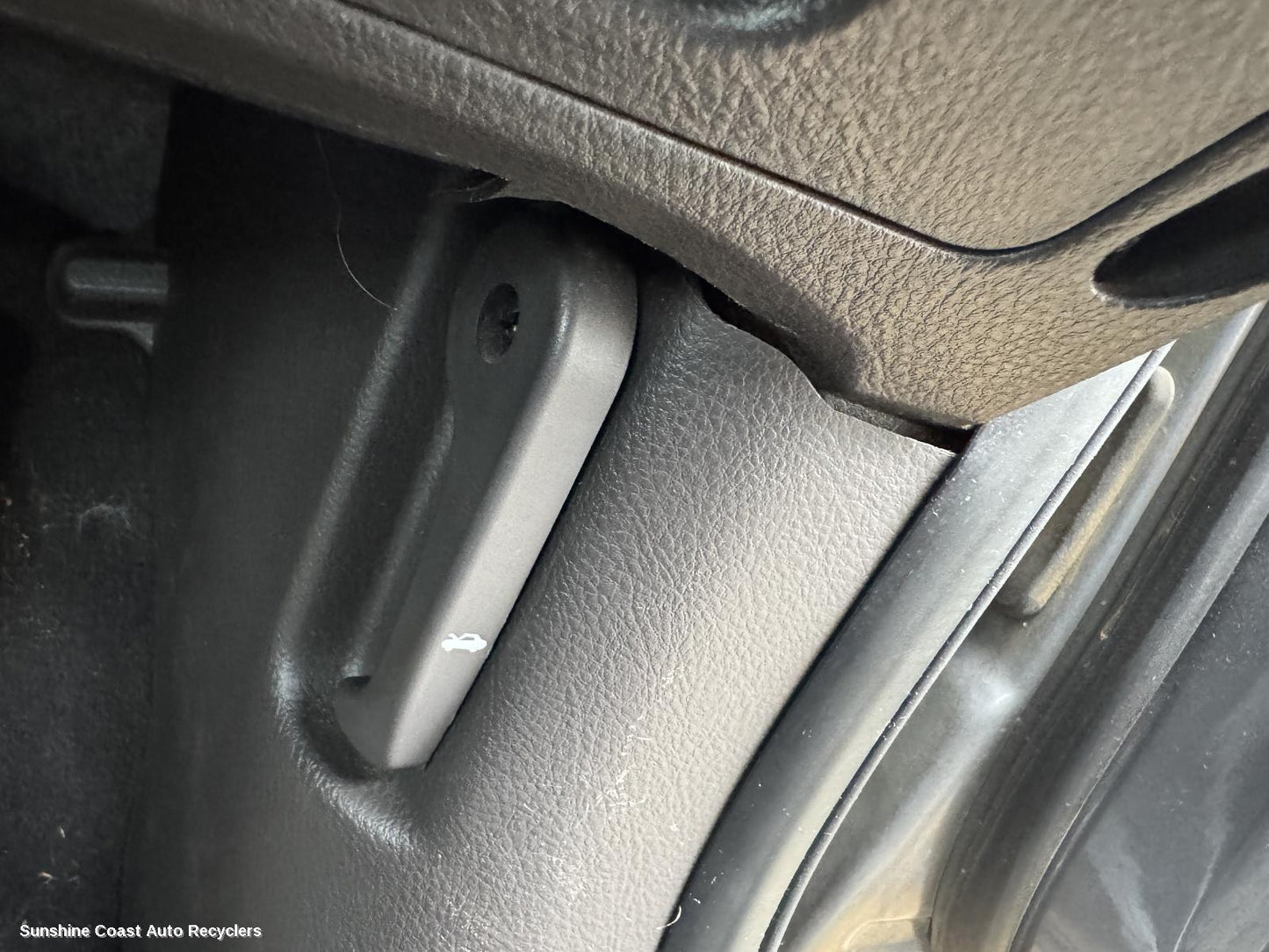 2011 Hyundai Santa Fe Bonnet Release