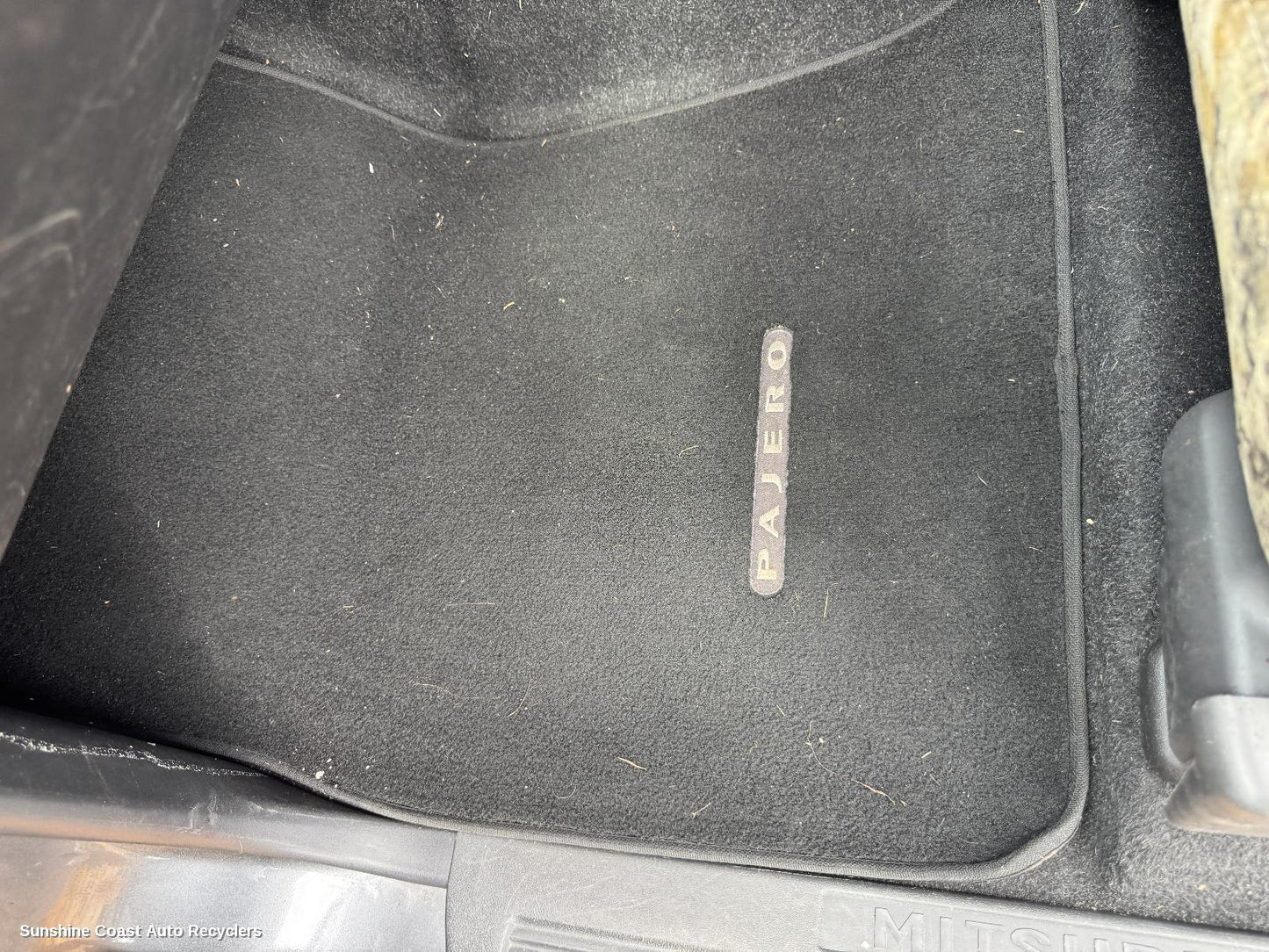2014 Mitsubishi Pajero Floor Mats