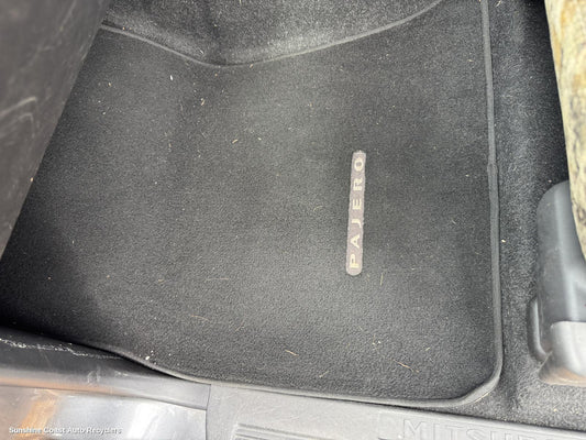 2014 Mitsubishi Pajero Floor Mats