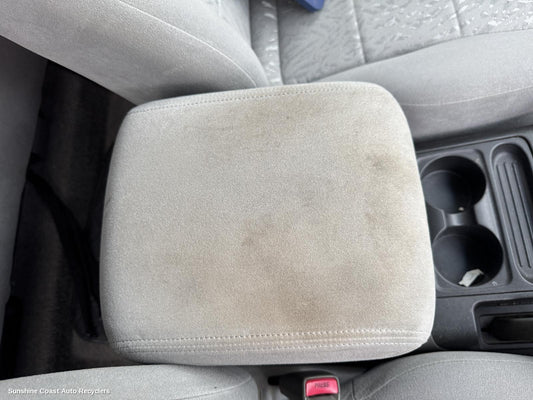 2002 Mitsubishi Pajero Console