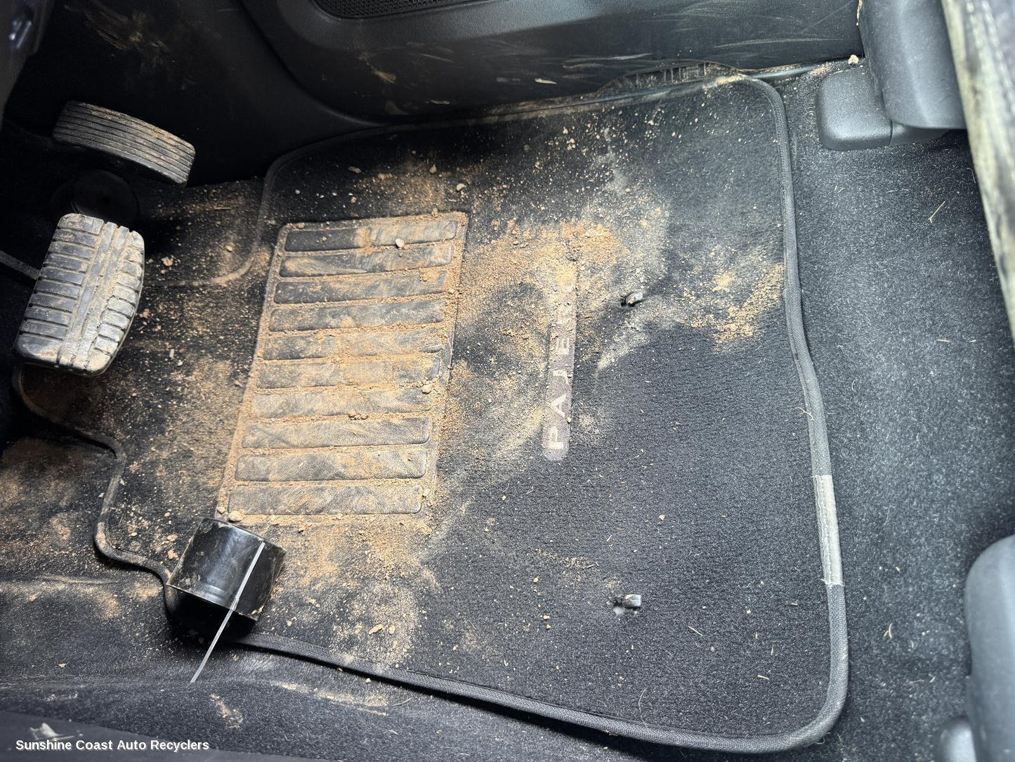 2014 Mitsubishi Pajero Floor Mats