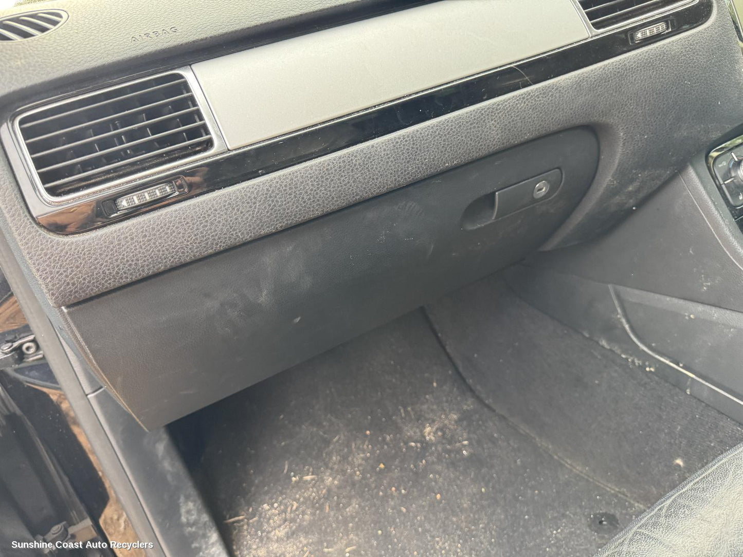 2016 Volkswagen Touareg Glove Box