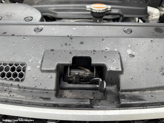 2009 Hyundai Iload/imax Bonnet Lock Support