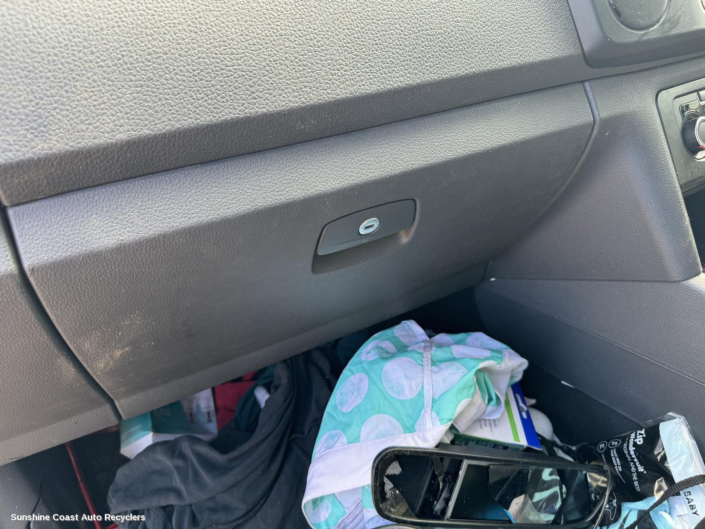 2013 Volkswagen Amarok Glove Box